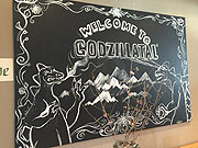 Welcome to Godzillatal grüßt ein Schild im Eingangsbereich (©Foto: Martin Schmitz)